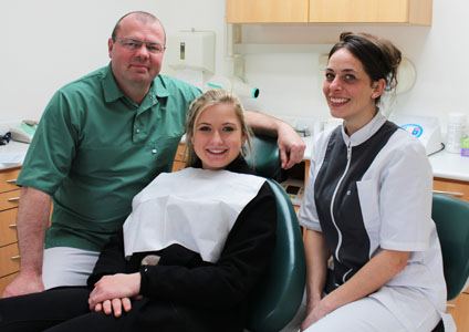 Le Dr Ledru, Jessica et une jeune patiente - santé dentaire Vic sur Aine